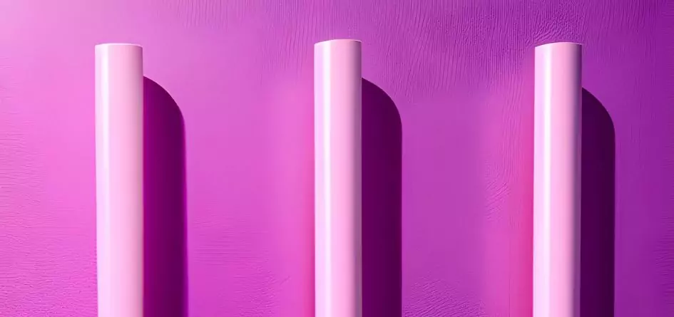 trois piliers en forme de paille sur fond rose