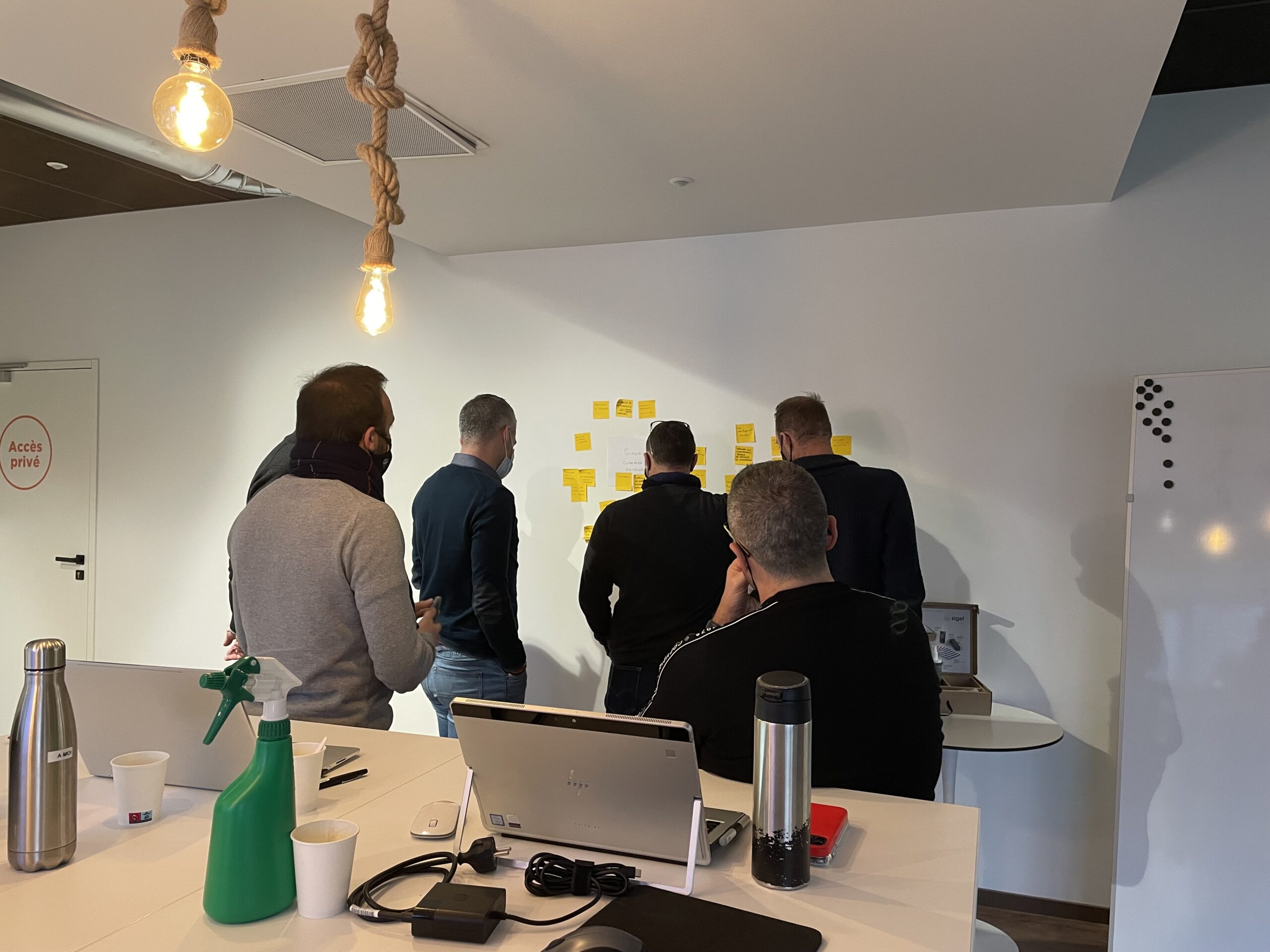 groupe de collègues d'Espace 4 en workshop agile